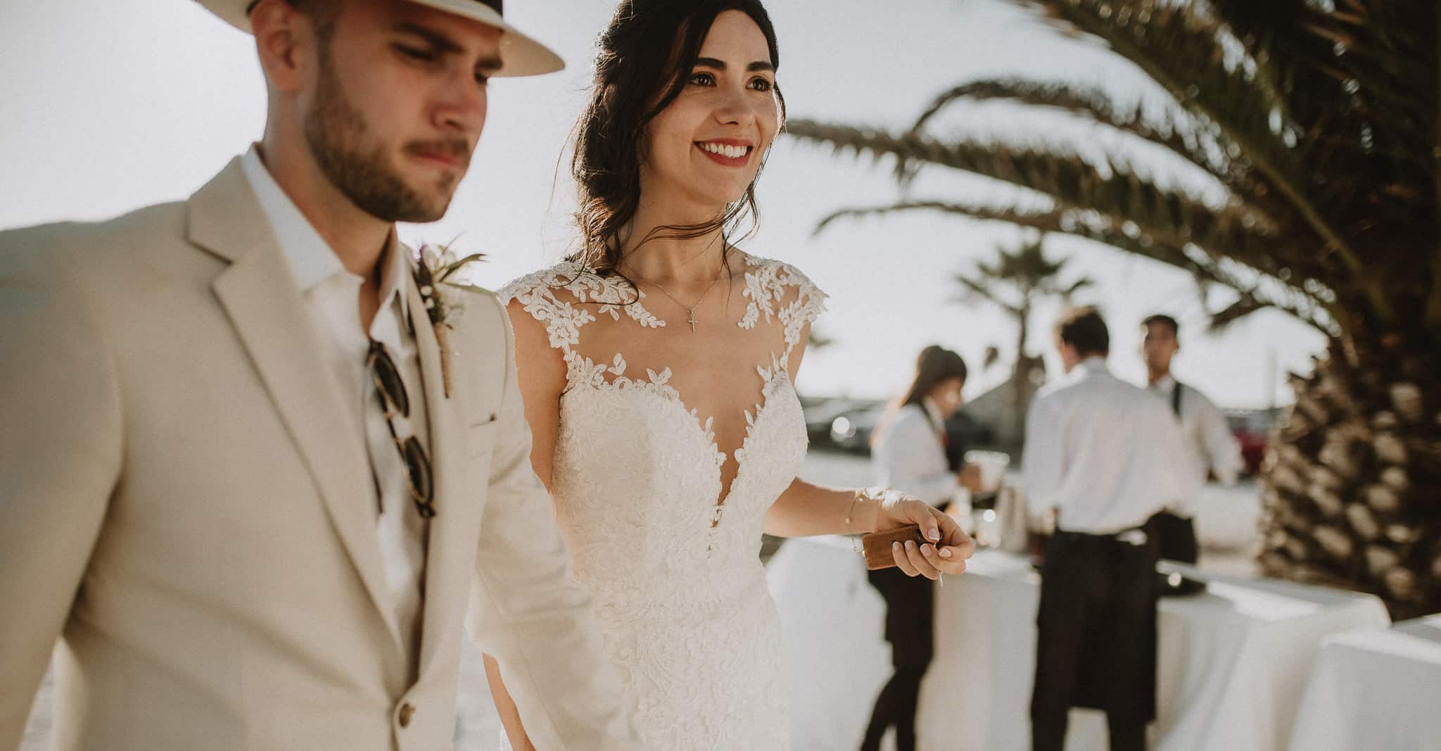 Fotografia de Matrimonio. Novios caminando por la playa de Totoralillo, Chile.