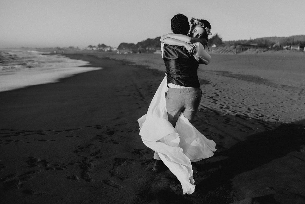 Fotografia de matrimonio. Playa Lobos, Pichilemu. Imágenes del matrimonio de Javi y Felipe. Matrimonio Playero.