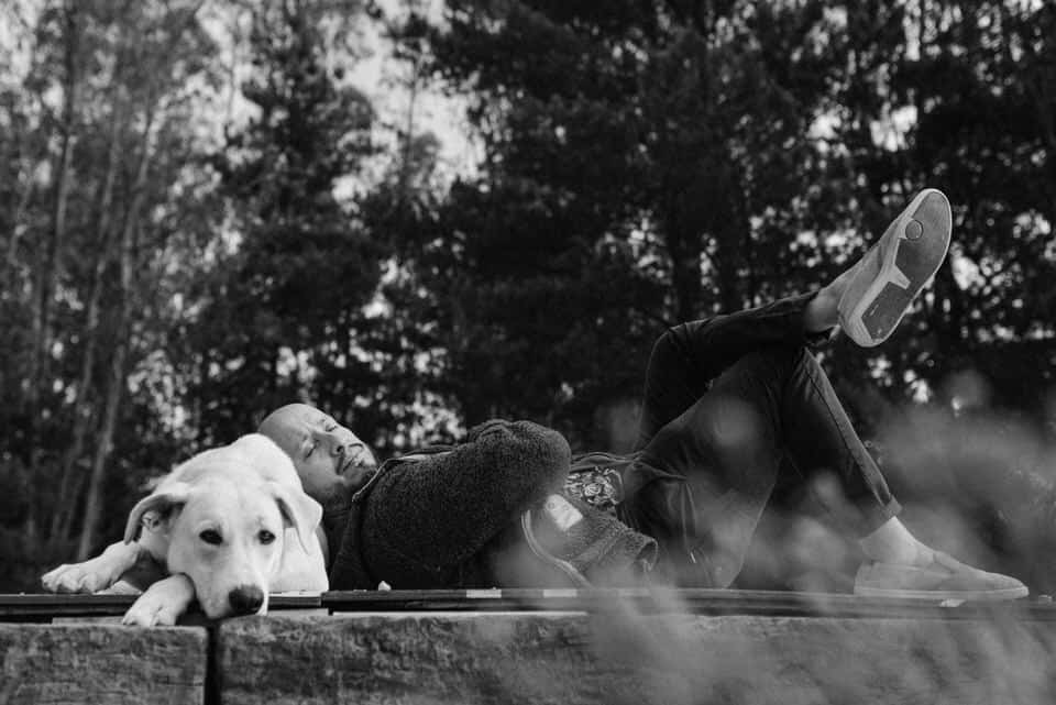 Heber Vega descansando con una de sus perras, Mila.